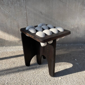 Tabouret design en bois et coussinets écrus #Mapodesign