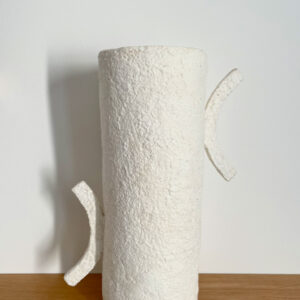 Vase haut en papier mâché blanc  Pièce unique